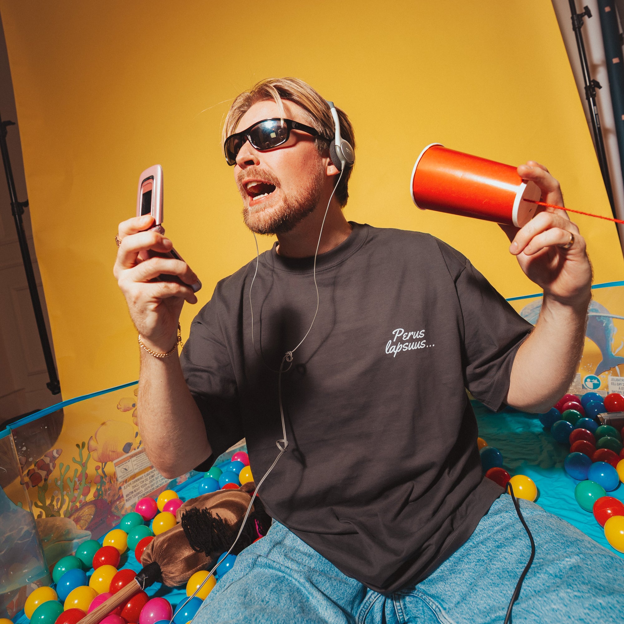 Perus lapsuus - Oversize t-paita, tummanharmaa