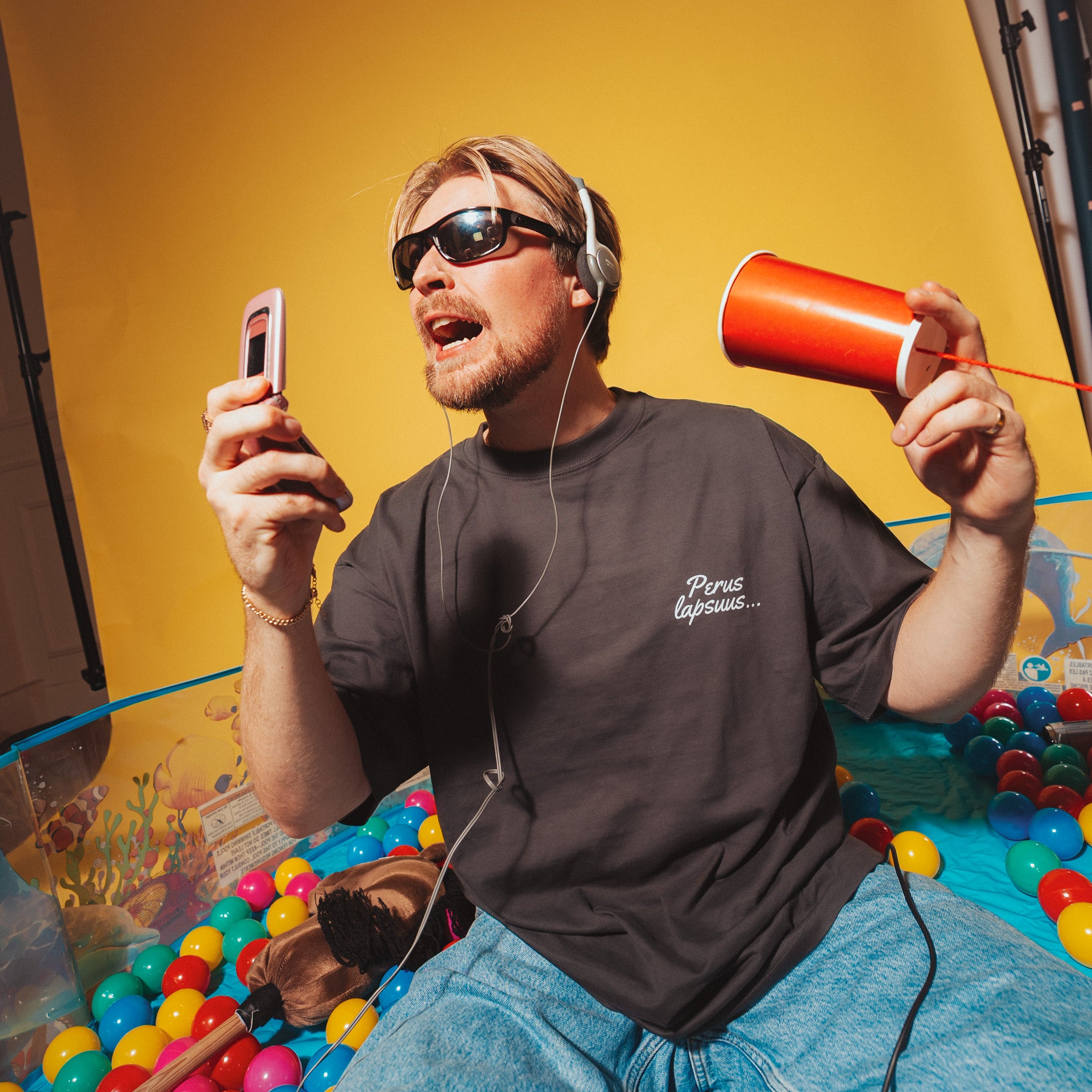 Perus lapsuus - Oversize t-paita, tummanharmaa